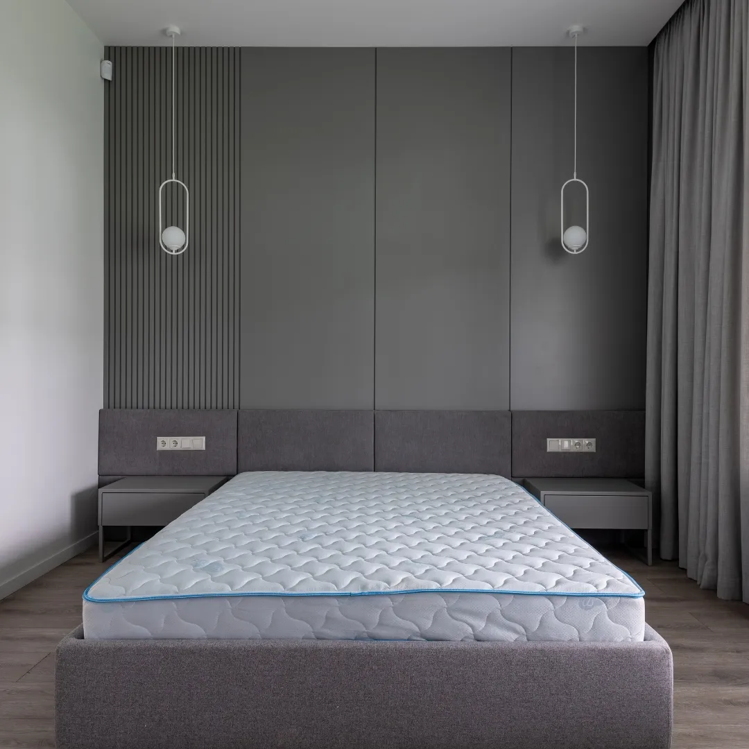 Cama com colchão e almofadas confortáveis