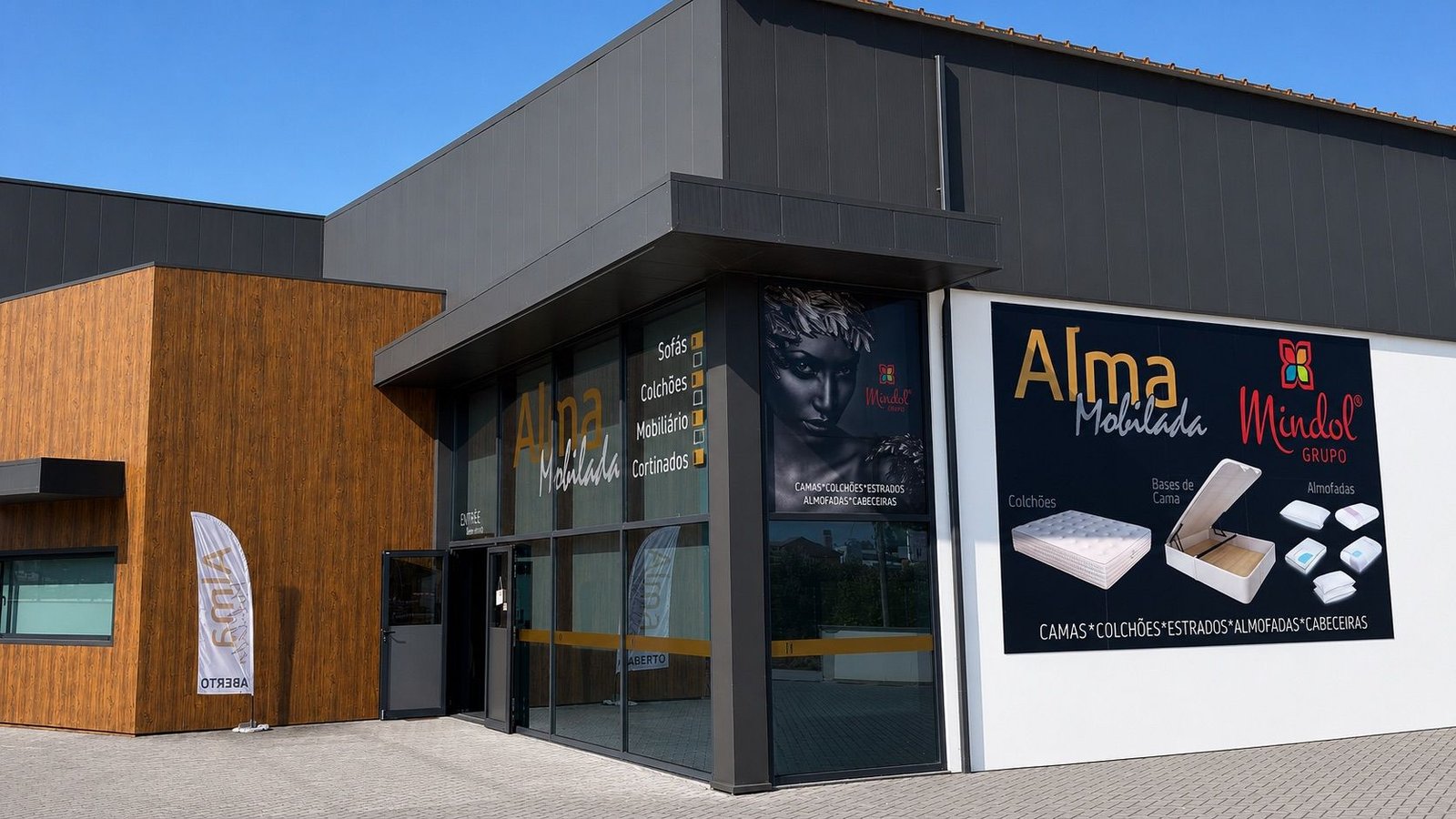 Fachada da loja Alma Mobilada em Vieirinhos, Pombal, com a entrada envidraçada e a bandeira de aberto