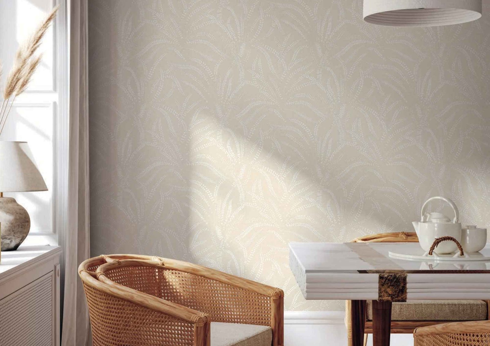 Canto de refeições com papel de parede de folhas em tom natural, cadeira de vime e mesa posta com serviço de chá