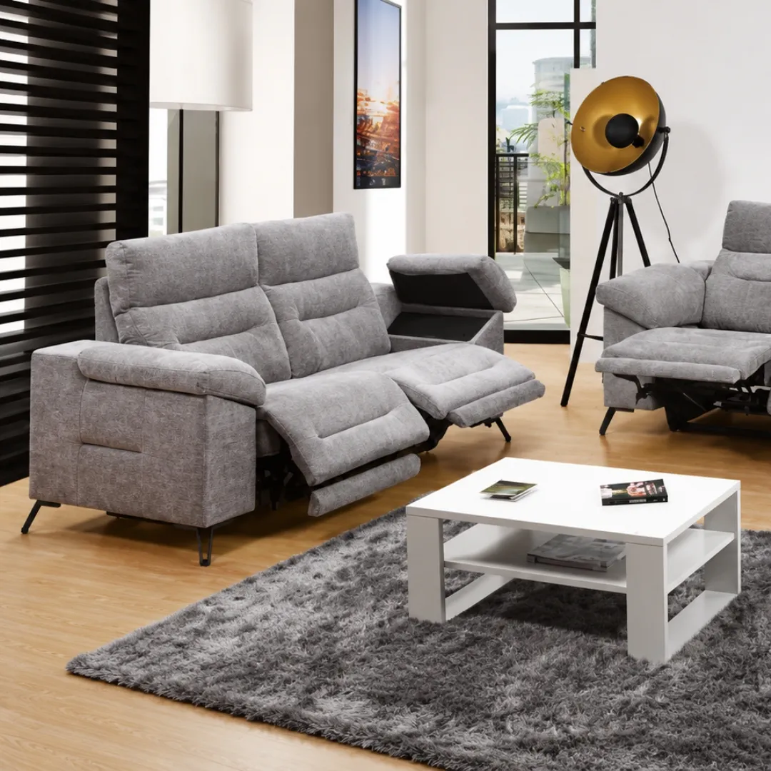 Sofá confortável numa sala de estar com luz natural